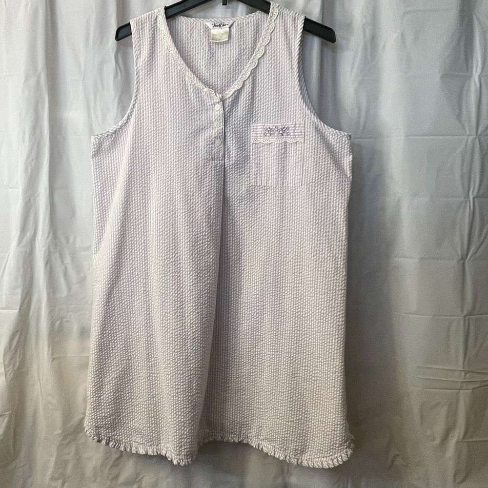 VTG Vanity Fair Seersucker Nightgown L Sleeveless Lace Trim Grannycore Floral